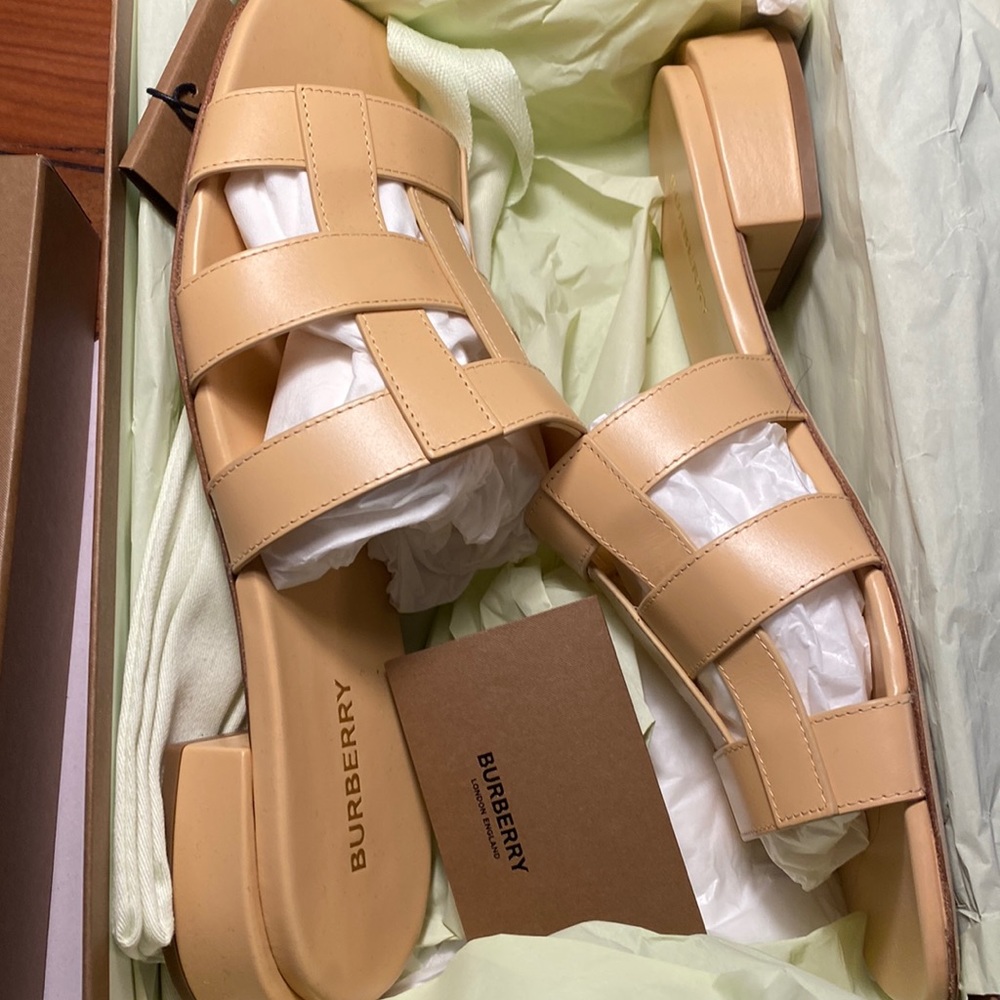 New in box Burberry leather sandals sz 39.5